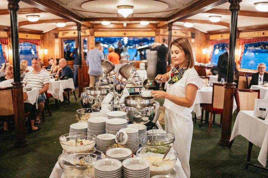 Budapest: Danube River Cruise with Dinner and Prosecco - Live music and dancers: what the entertainment feels like on board