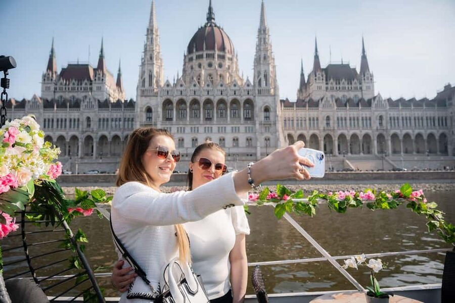 Budapest: Daytime Hop-on Hop-off Cruise with Welcome Drink - Onboard Comfort, the Welcome Drink, and the Bar Setup