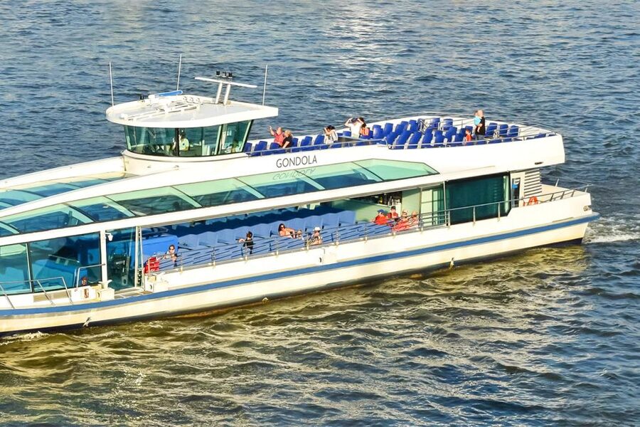Budapest: Daytime Sightseeing Boat Cruise - A one-hour Danube viewpoint with included drinks