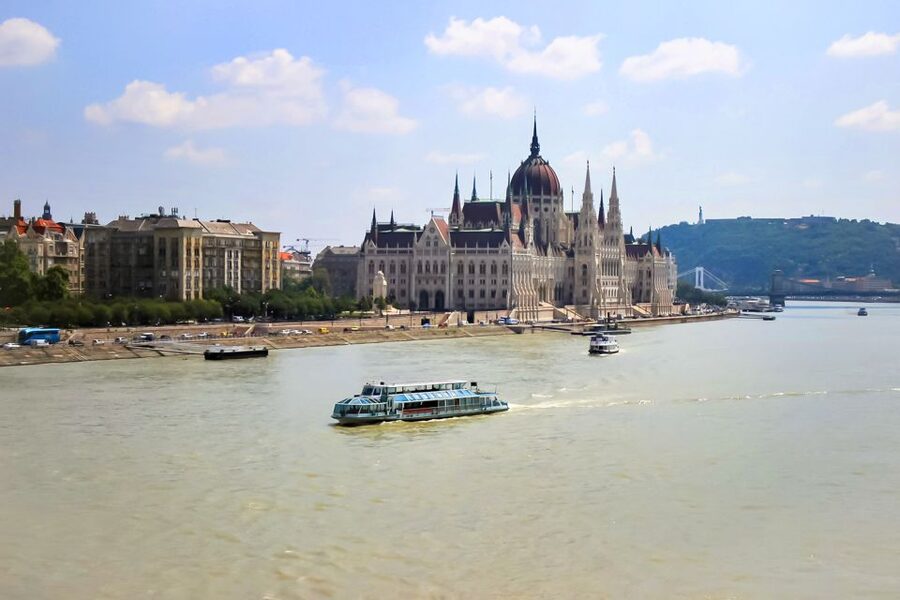 Budapest: Daytime Sightseeing Boat Cruise - Audio guide you can follow in dozens of languages