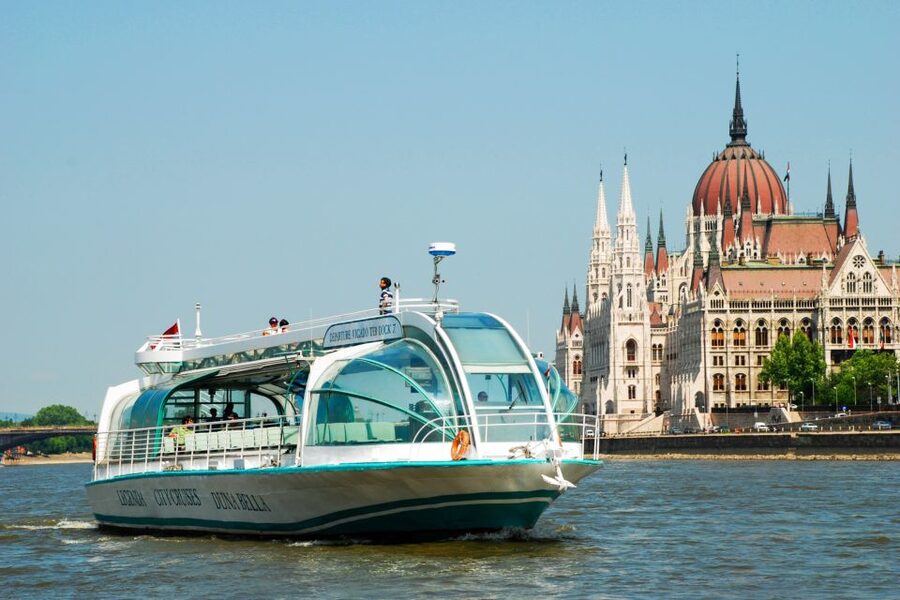 Budapest: Daytime Sightseeing Boat Cruise - Onboard comfort and where to sit for the views