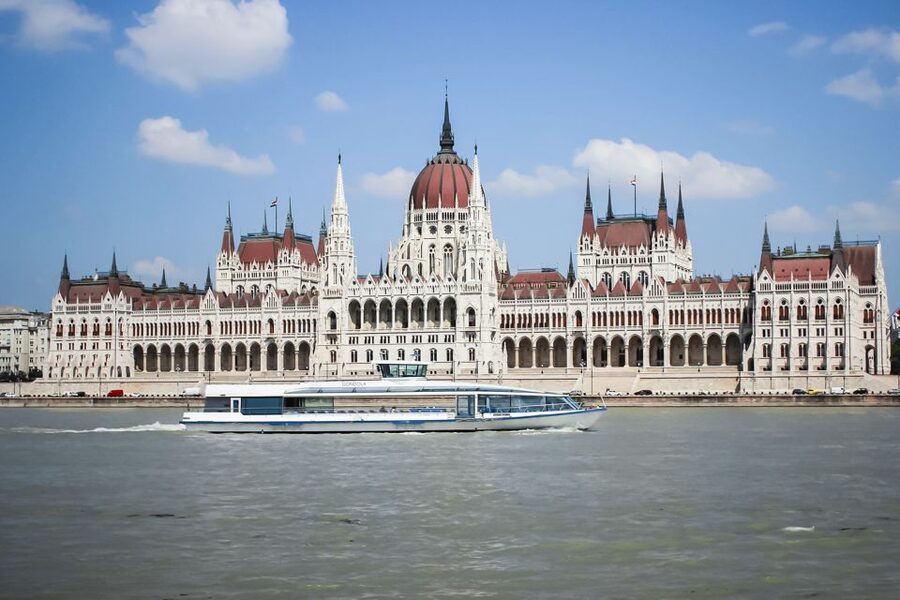 Budapest: Daytime Sightseeing Boat Cruise - Drinks, Wi-Fi, and the value of paying $23 for 70 minutes