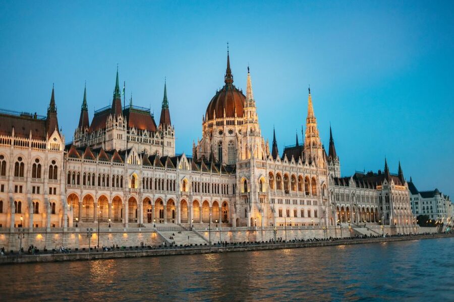 Budapest: Dinner Cruise with Live Music and Folk Dance Show - The folk dance show: energy, photos, and table interaction