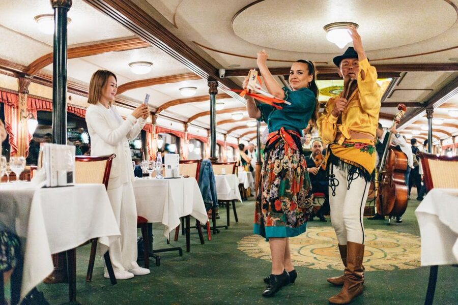 Budapest: Dinner Cruise with Live Music and Folk Dance Show - Service, welcome drink, and what to know about drinks
