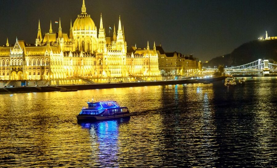 Budapest: Drink & Piano Show - Seats, Windows, and Photo Timing That Actually Works