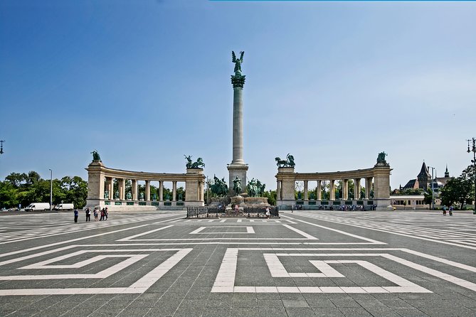Budapest E-bike Tour - E-Bikes and Guides: Staying Comfortable on Hills, Crossings, and Traffic