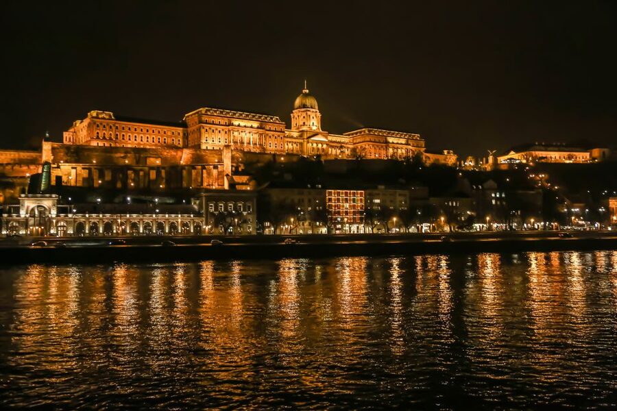 Budapest: Evening Cruise including Drink Options - Who should book this Budapest night cruise
