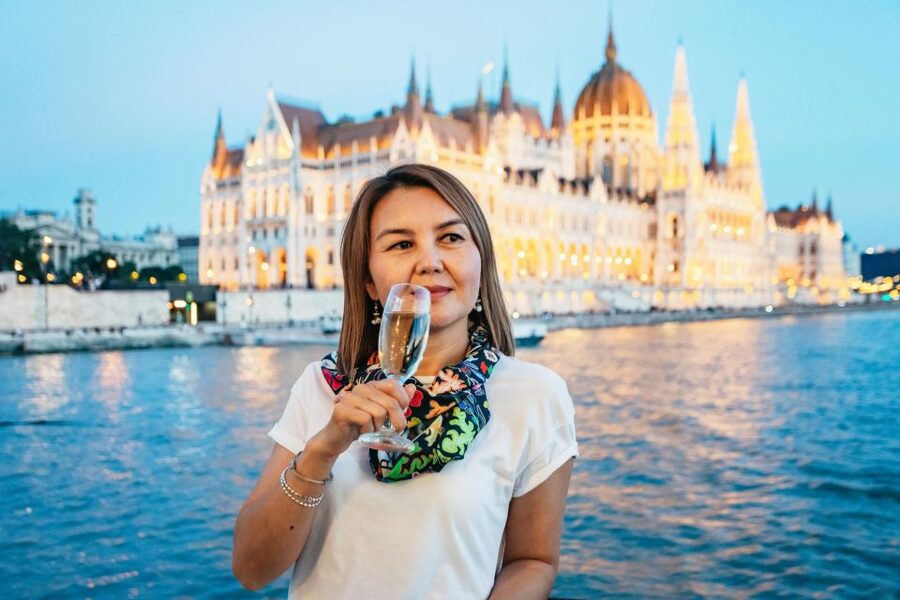 Budapest: Evening Cruise including Drink Options - The historical feel, even without a guide