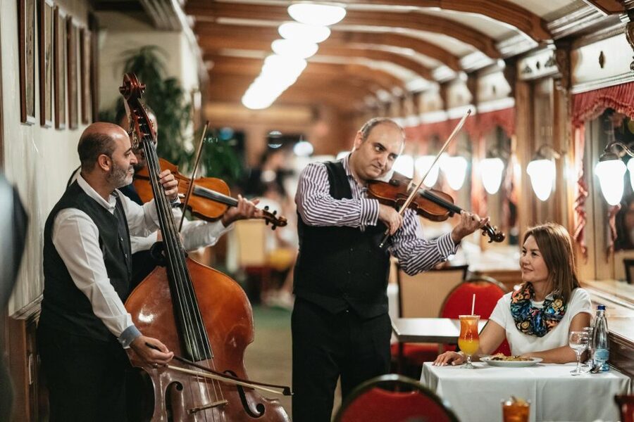 Budapest: Evening Cruise including Drink Options - Value check: $21 for 90 minutes and a drink plan