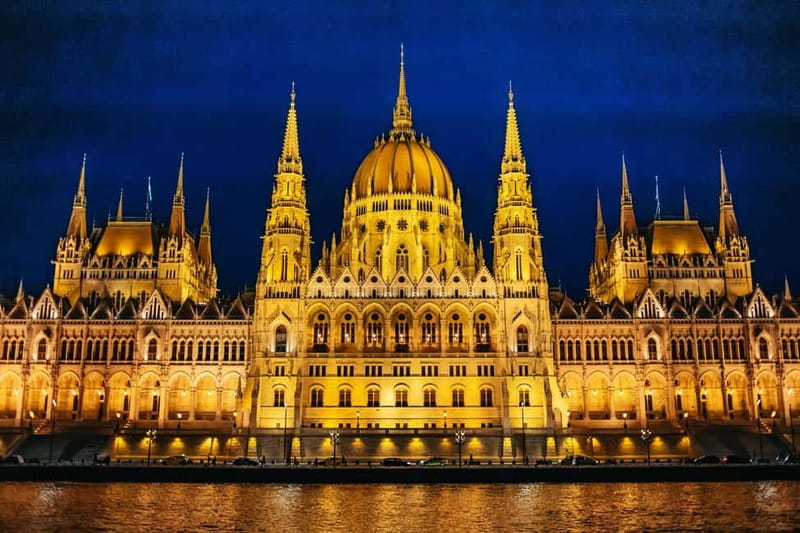 Budapest: Evening Cruise with 4-Course Dinner - On-Board Entertainment: Why It Changes the Mood