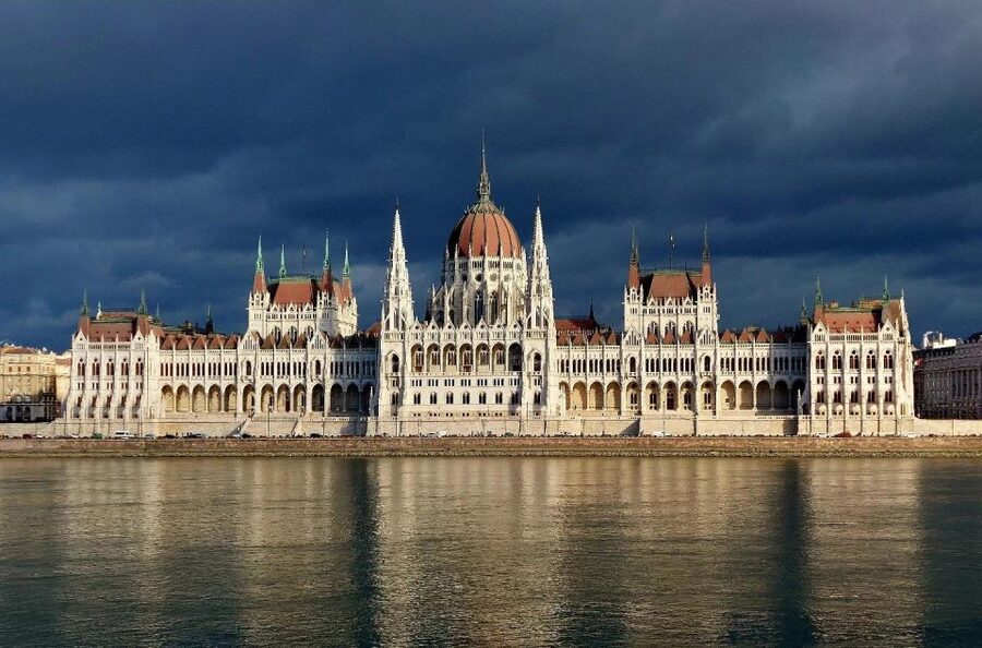 Budapest Full-Day Private Guide Services - Themed days: wine tasting, Iron Curtain history, and classical options