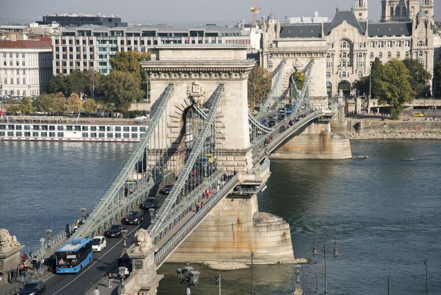 Budapest: Grand City Tour with Parliament Visit - Photo expectations: where you can shoot well, and where you should plan around limits