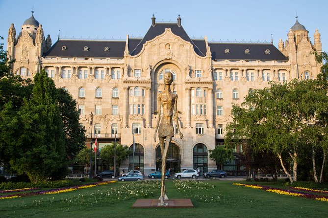 Budapest Grand Walk - The Jewish Quarter: big monuments and street life you can still feel