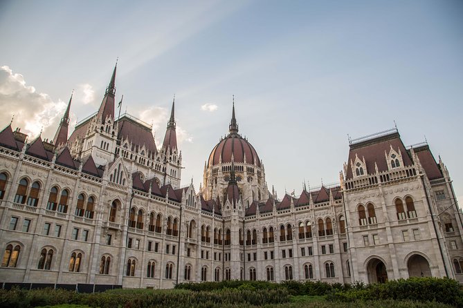 Budapest Grand Walk - Parliament, Liberty Square, and the Buda Castle courtyards vibe