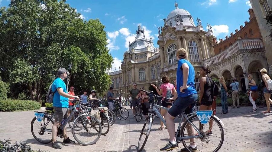 Budapest: Guided Bike & E-bike Tour with a Goulash - Key things to know before you pedal