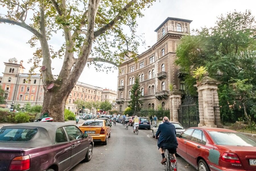 Budapest: Guided City Discovery Bike Tour - Price and pace: what $38 gets you in 2.5 hours