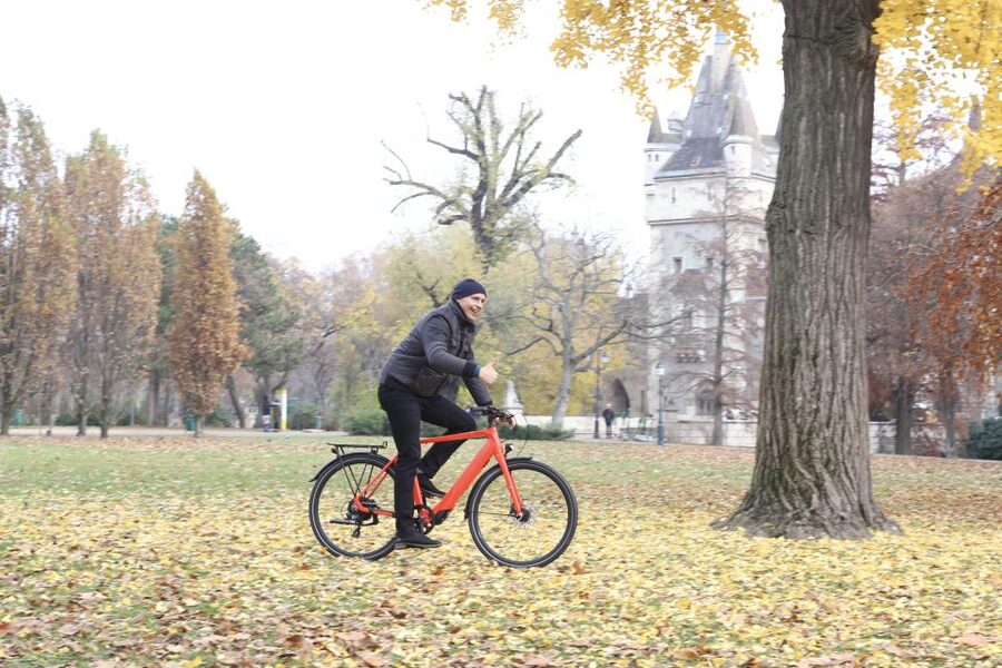 Budapest: Guided Downtown Electric Bike Tour - Chain Bridge into Buda, and the ride you came for: Castle Hill