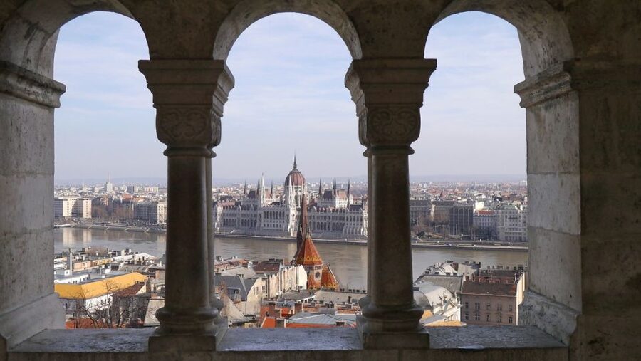 Budapest: Half-Day Highlights Small Group Private Tour - A 4-hour private route that gets you oriented quickly