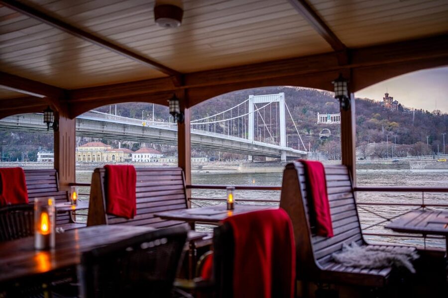 Budapest: Historic Cruise with Welcome Drink - What it feels like onboard, and how to get the best seat