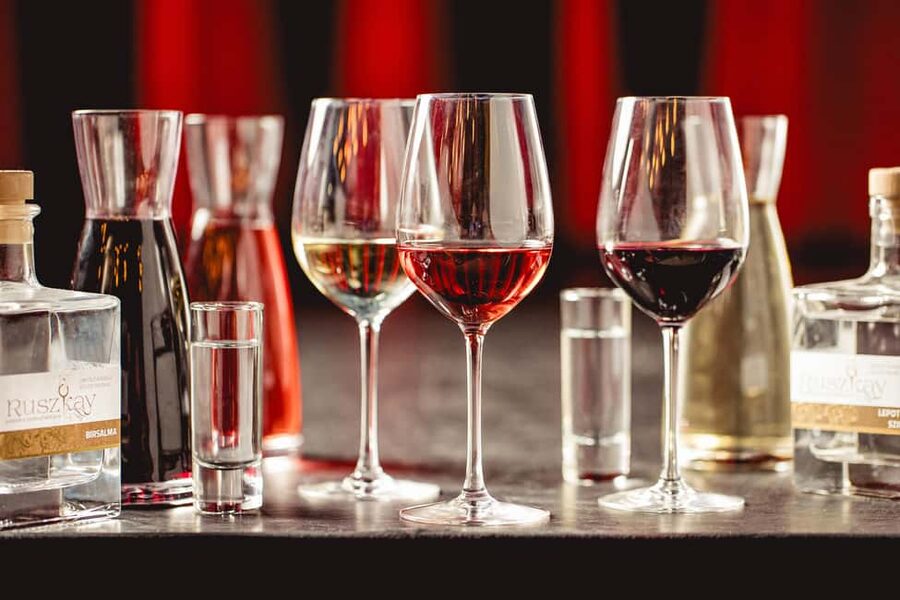 Budapest: Hungarian Dinner & Show with Unlimited Drinks - Key things to know before you go