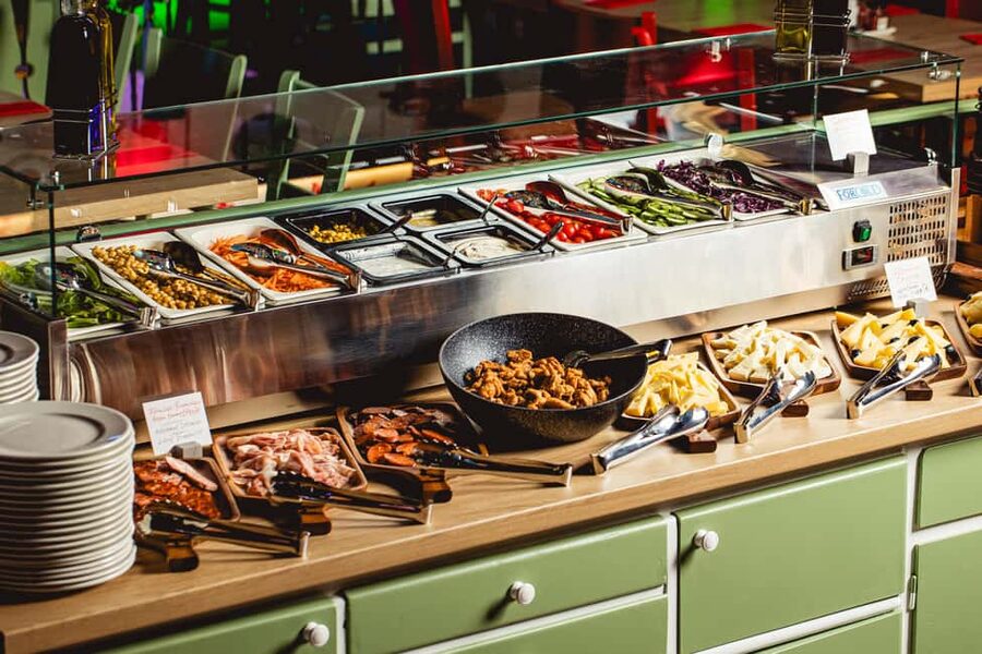 Budapest: Hungarian Dinner & Show with Unlimited Drinks - Buffet dinner in central Budapest: pick-and-choose Hungarian comfort