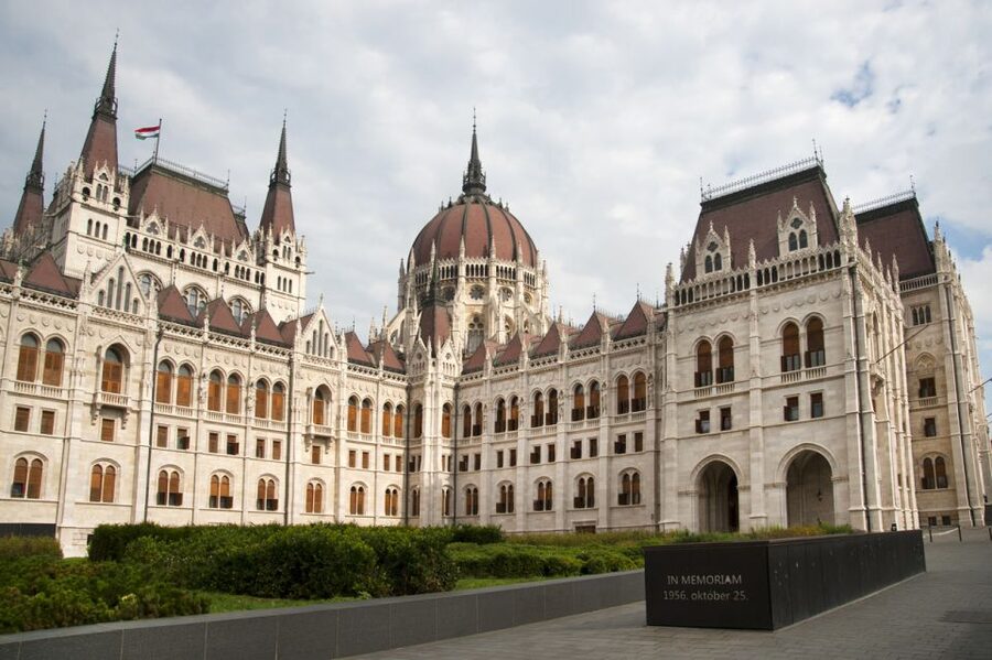 Budapest: Inner City Walking Tour in German - Danube Bank at the end: the Shoes memorial makes it stick