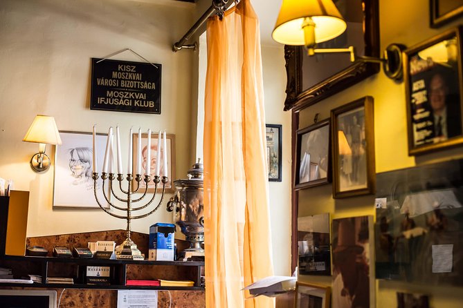 Budapest Jewish Cuisine & Culture Walk - The Dohány Street Synagogue approach and WWII memorial pacing