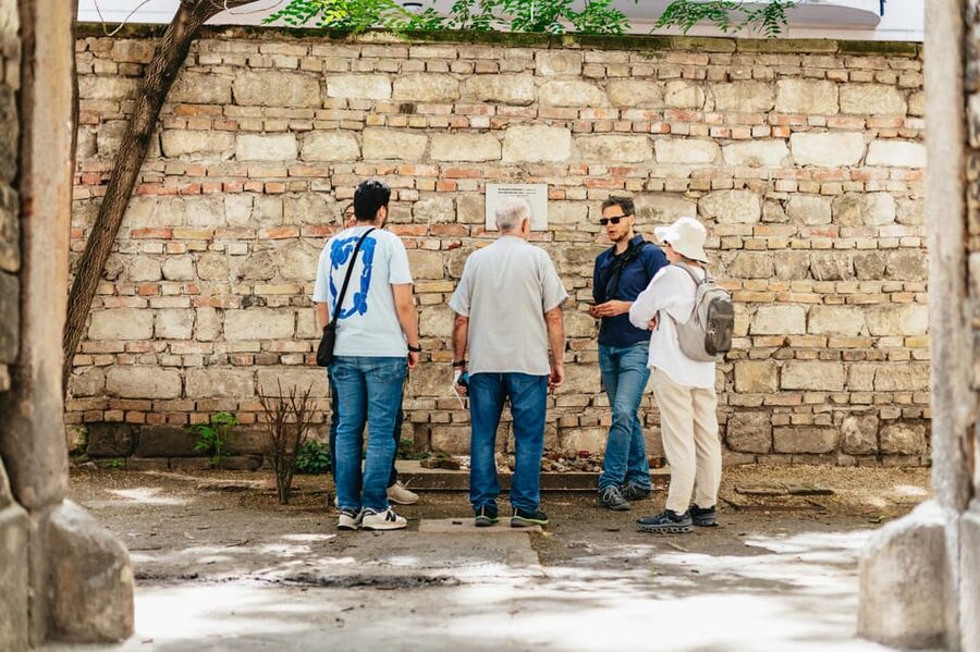 Budapest: Jewish History Guided Walking Tour with Historian - The Flódni Coffee Break, Then Gozsdu Passage and Elizabeth Town Street Art