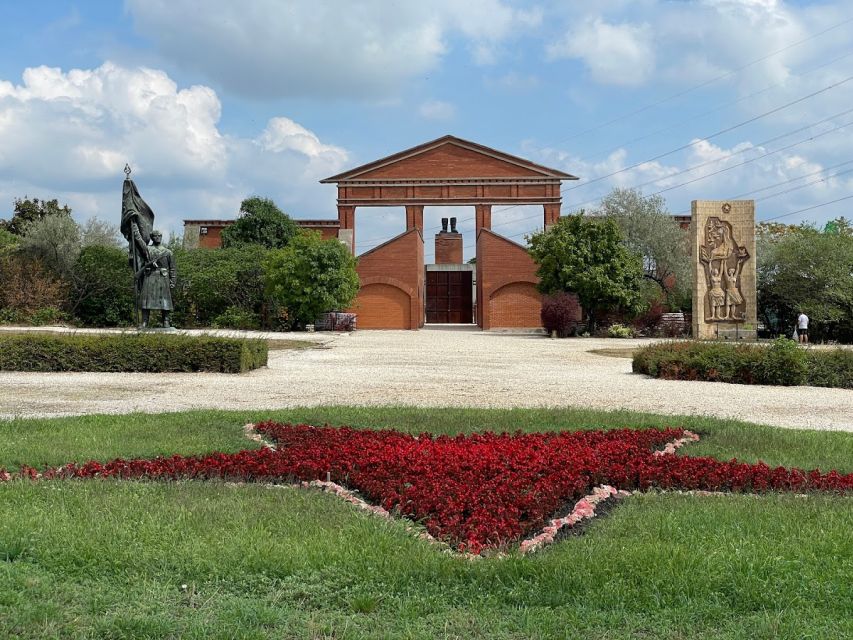Budapest: Memento Park and Icons of Communism Guided Tour - The Guided Walk Among 41 Communist Icons