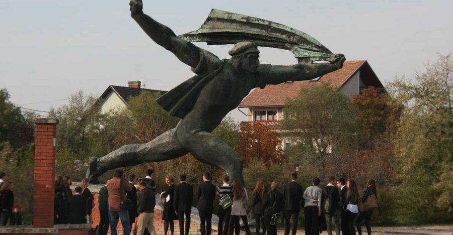 Budapest: Memento Park and Icons of Communism Guided Tour - Photo Stops, Free Time, and On-Site Souvenirs