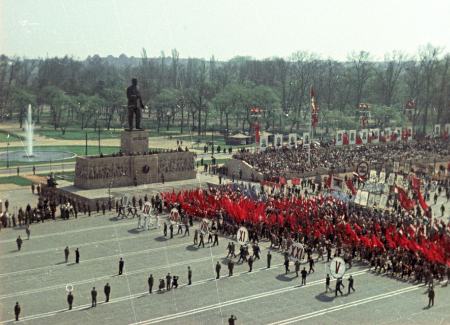 Budapest: Memento Park and Icons of Communism Guided Tour - Meeting at Batthyány Square, Then Off in a Private Car