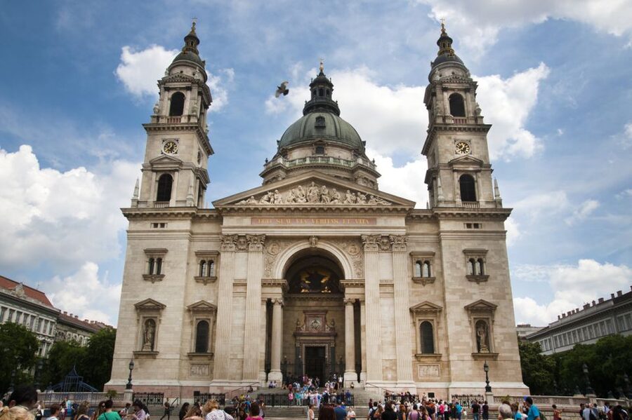 Budapest: Multilingual Highlights Tour - Crossing to Buda Castle District by public transport, the efficient way to switch worlds