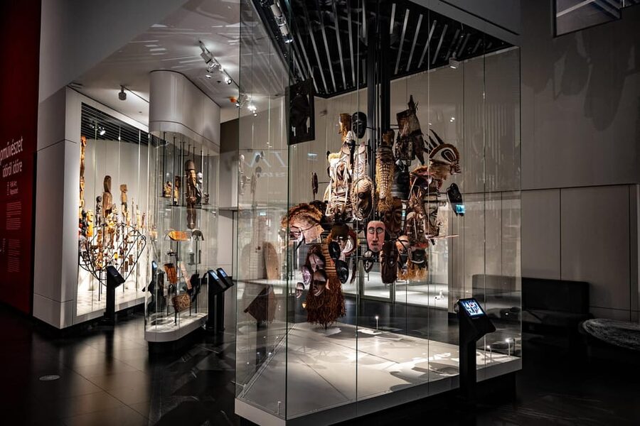Budapest: Museum of Ethnography Entry Ticket - Inside 7,000 m2 of exhibition space, with light kept under control