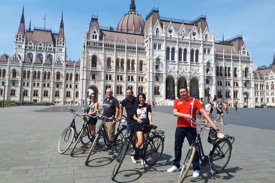Budapest : Must-see attractions walking tour - Entering Budapest Comfortably: Kempinski Corvinus to Elizabeth Square