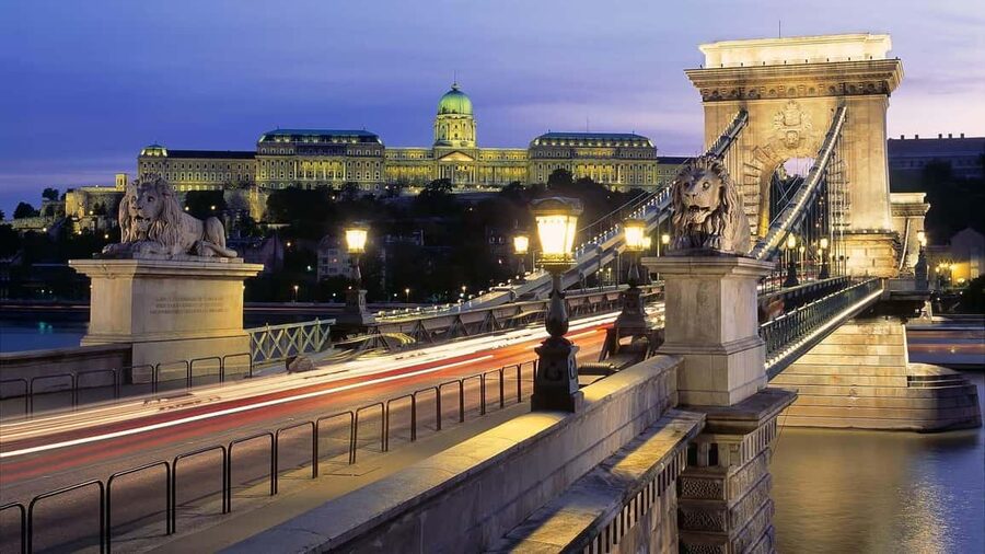 Budapest Night Tour in Spanish and Danube Boat Ride (optional) - Budapest Night Tour in Spanish, the Golden-Lit Pest Route