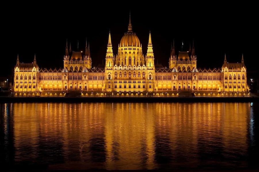 Budapest Night Tour in Spanish and Danube Boat Ride (optional) - St. Stephen’s Basilica at Night, More Than a Pretty Facade