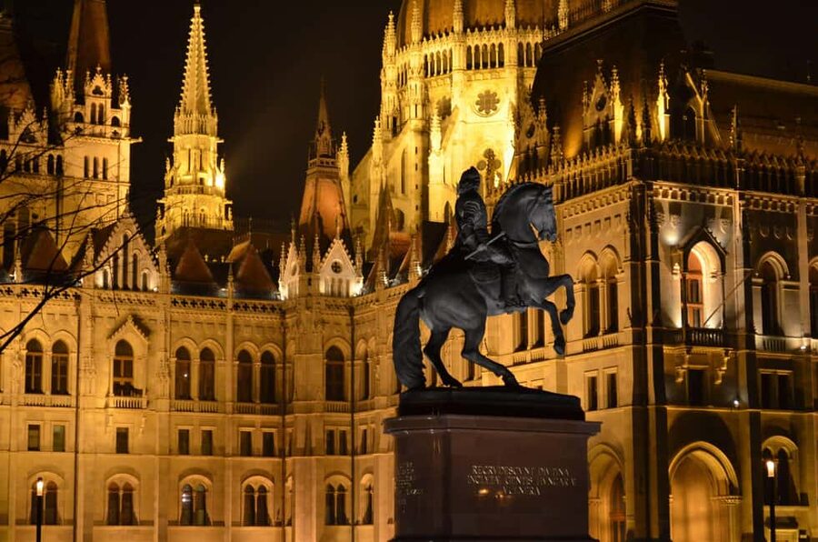 Budapest Night Tour in Spanish and Danube Boat Ride (optional) - The Policeman Stop, a Quick Reset Before the Big Squares