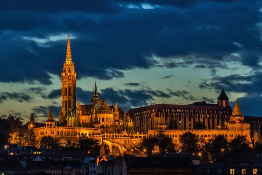Budapest Night Tour in Spanish and Danube Boat Ride (optional) - Optional Danube Cruise, Covered Seating, and Headphones on Deck