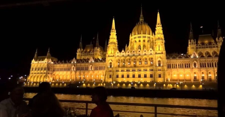 Budapest: Night Walking Tour with River Cruise and Wine - A true after-dusk plan for downtown Budapest