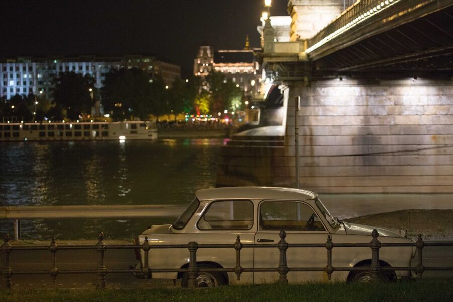 Budapest: Night Walking Tour with River Cruise and Wine - The walking portion: illuminated landmarks you can actually see