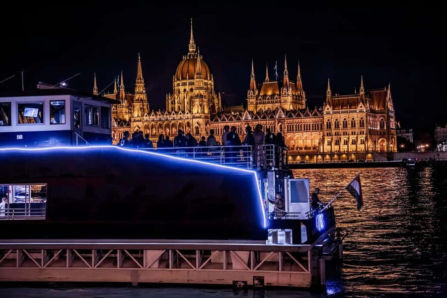 Budapest: Nighttime or Daytime City Sightseeing Cruise - Who This Cruise Is Best For (And Who Might Skip It)