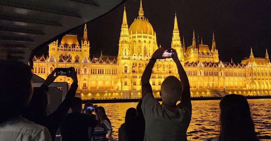 Budapest: Nighttime or Daytime Sightseeing Cruise - Value for money: what $14 gets you in practice