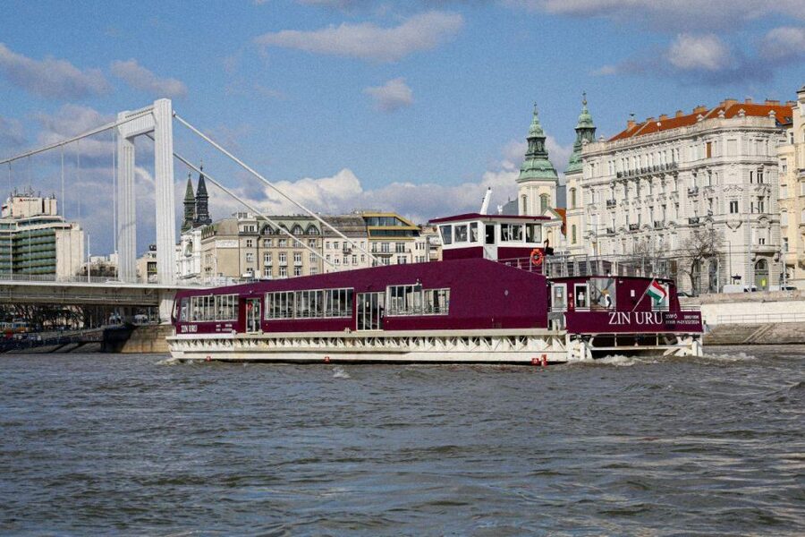 Budapest: Nighttime or Daytime Sightseeing Cruise - Deck strategy: indoor comfort, outside views, and better picture spots
