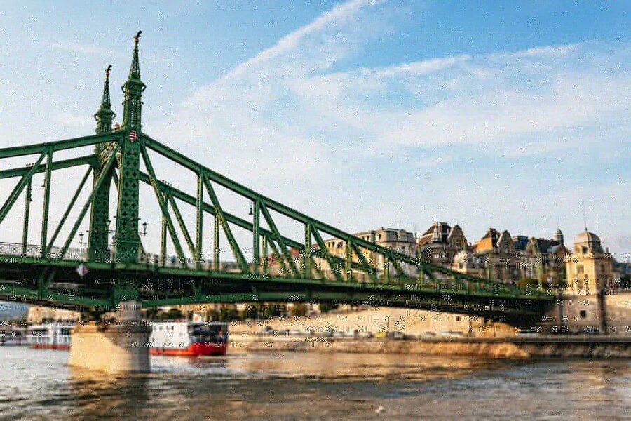 Budapest: Nighttime or Daytime Sightseeing Cruise - The audio guide, TVs onboard, and the Purpleliner Travel Guide app