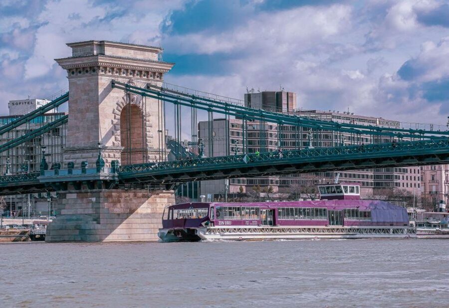 Budapest: Nighttime or Daytime Sightseeing Cruise - Drinks and snacks onboard: more than a moving postcard
