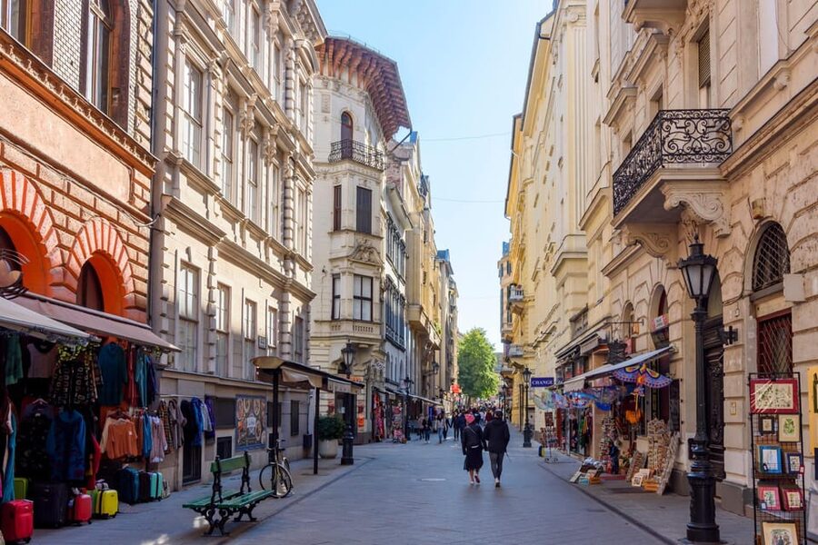 Budapest Old Town and Top Attractions Private Walking Tour - Ending at Széchenyi Chain Bridge for Danube and Skyline Views