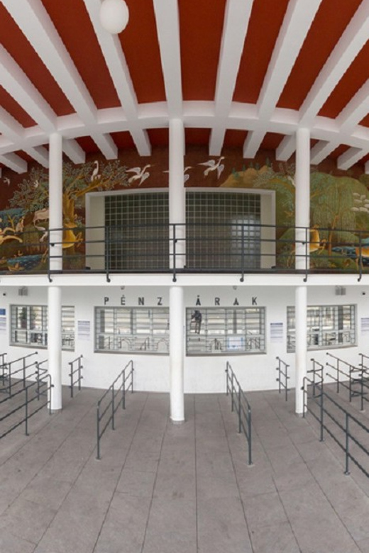 Budapest: Palatinus Spa & Pools Full-Day Admission - Thermal Pools and the Wave Pool, the Main Reason People Stay All Day