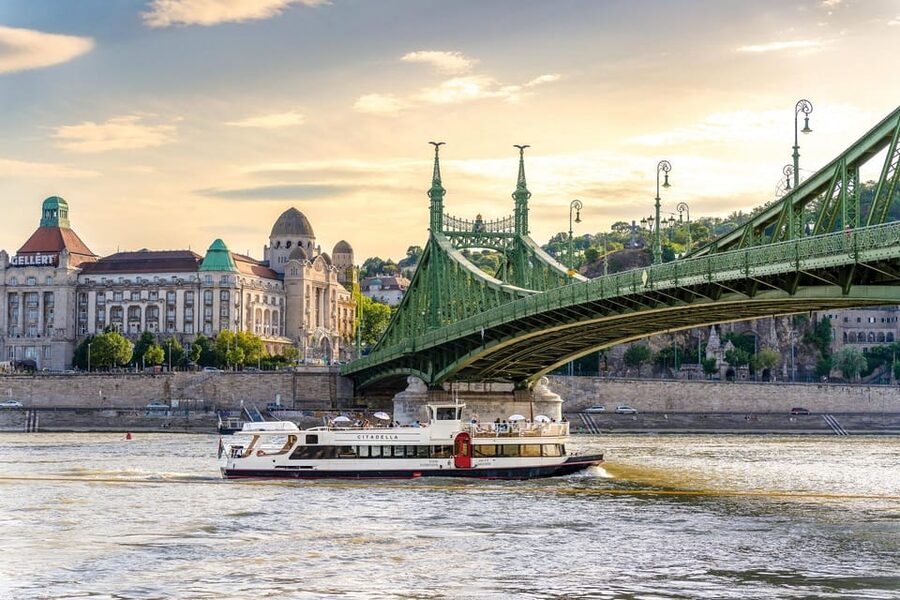 Budapest: Premium Sightseeing Cruise with Tokaj Frizzante - The Tokaj Welcome Drink and the Onboard Bar Experience