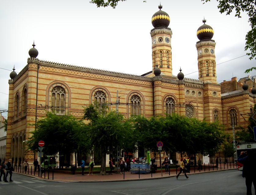 Budapest: Private 3-hour Guided City Tour by Bus - Guides, Language, and the Personal Touch for a Small Group