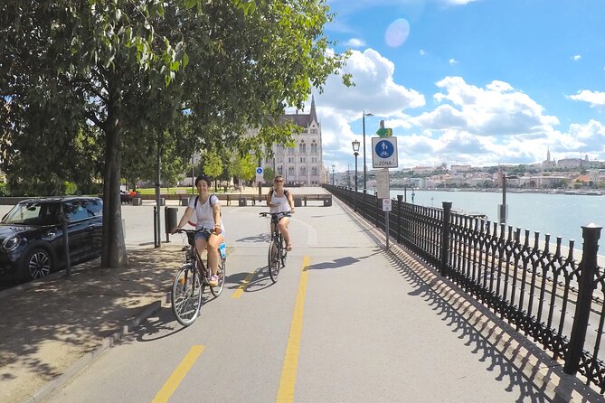 Budapest private Bike & e-Bike Tour with a drink - From the Parliament Building through major central sights